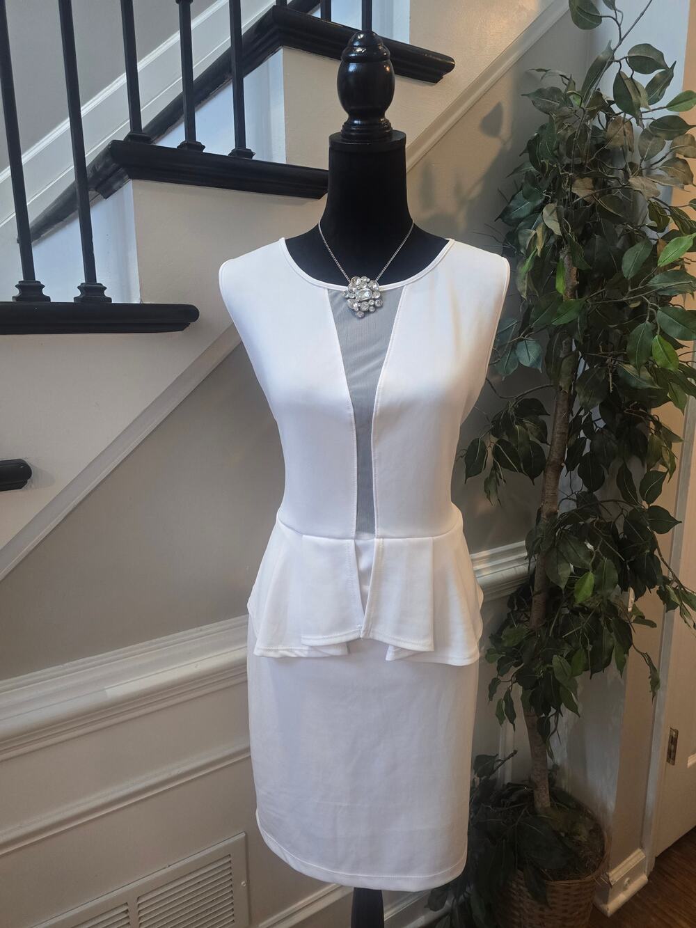 Fashion To Figure Sheath Dress Women's Size 1X White Peplum Waist Back Keyhole